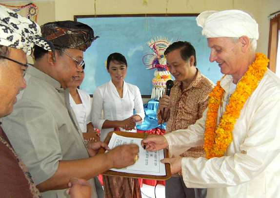 059 TABANAN SIGNING.jpg - Raja Willem (right) holds the document of agreement being signed by the Principal of the vocation school implementing the Transcendental Meditation Programme.